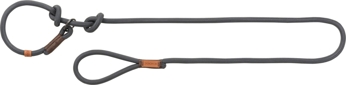 Graue Hundeleine aus geflochtenem Material mit Schlaufe und knotengestütztem Karabiner, Ledertags sind sichtbar.