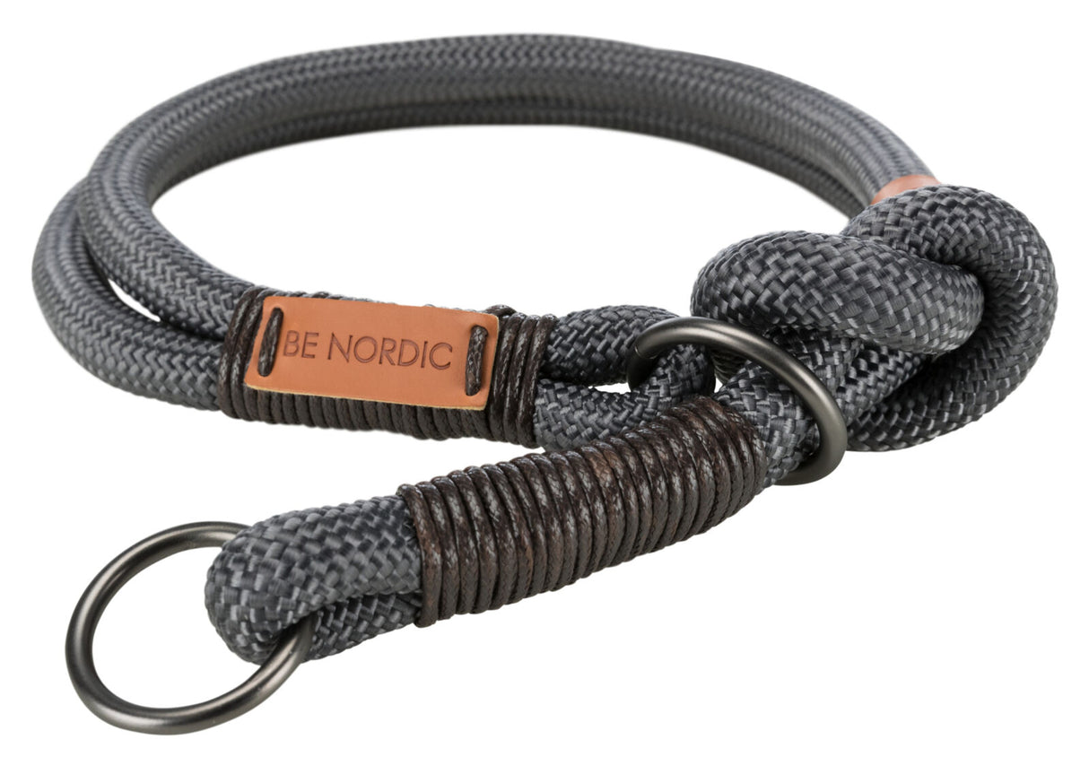 Graues Seil mit schwarzem Ring und braunem Lederlabel mit der Aufschrift "BE NORDIC", Knotenstruktur erkennbar.