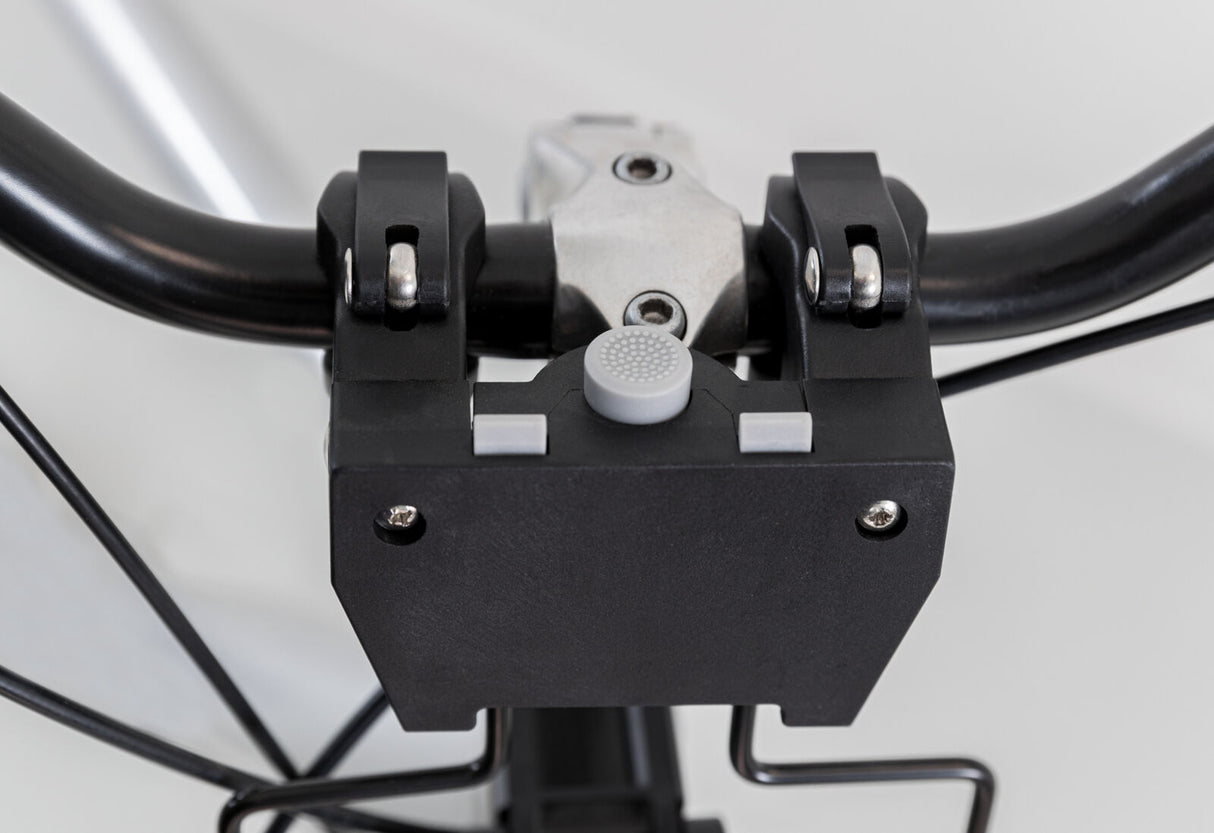 Schwarzes Fahrradlenker-Befestigungssystem aus Metall mit silbernen Schrauben auf weißem Hintergrund.