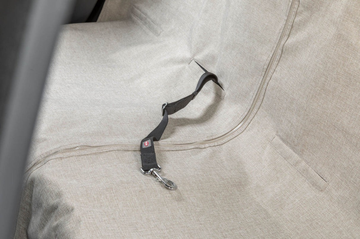 Beige Autositzabdeckung mit integriertem schwarzen Sicherheitsgurt-Clip.