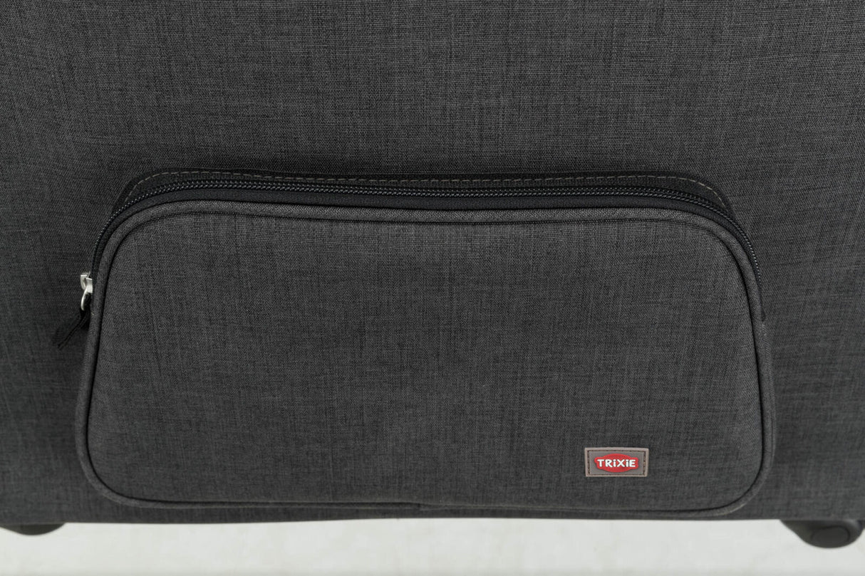 Dunkelgraue Tasche aus Stoff mit einem Reißverschlussfach und kleinem roten Etikett "Trixie".