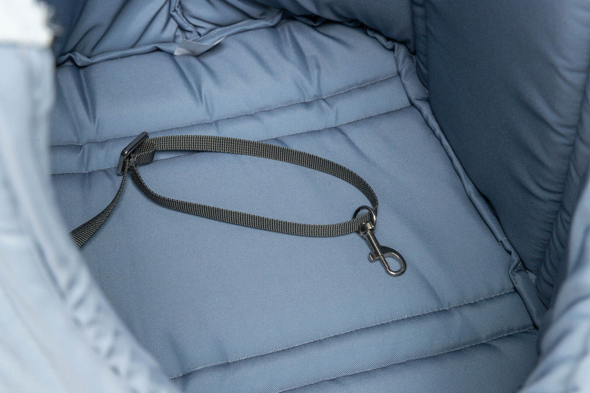Gepolsterter Innenraum in Blau mit befestigtem schwarzem Gurtband und Karabinerhaken.
