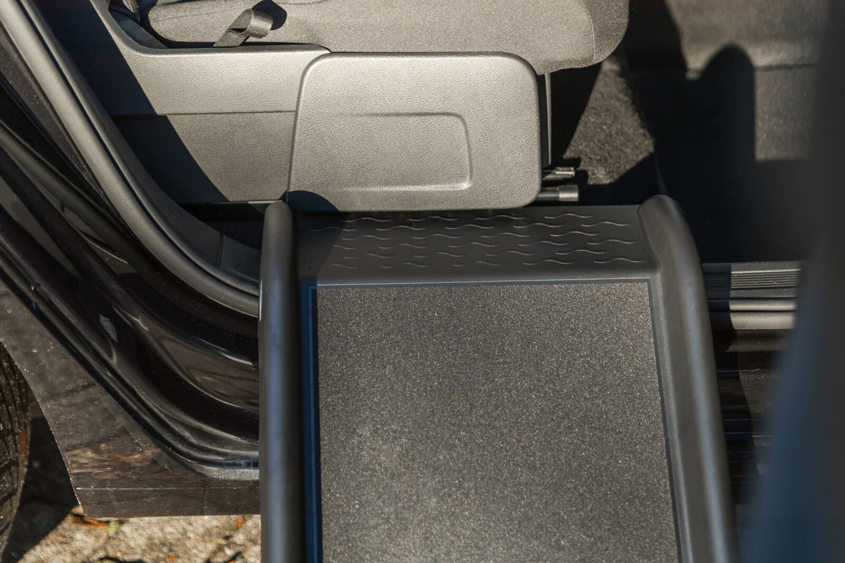 Schwarze Hunderampe aus Kunststoff führt zu einem Autoinnenraum mit grauen Sitzen.