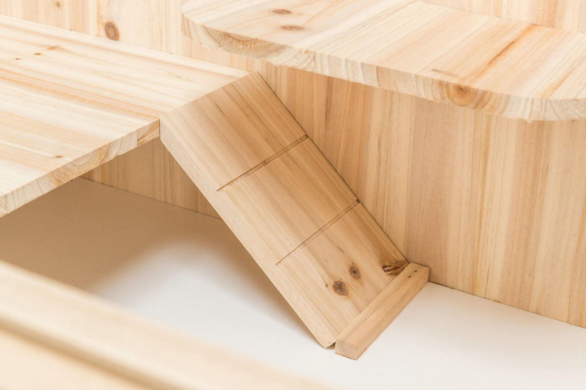 Holzregal mit geneigtem Brett und sichtbaren Holzmaserungen, heller Farbton.
