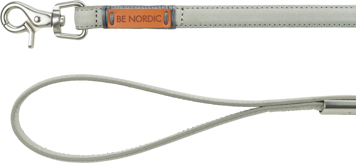 Graue Hundeleine mit silberfarbenem Karabinerhaken und orangefarbenem Etikett mit Aufschrift "BE NORDIC".