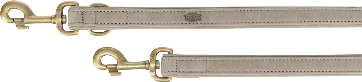 Zwei beige Leinen mit Messingkarabinern und aufgesticktem Label, auf hellem Hintergrund.