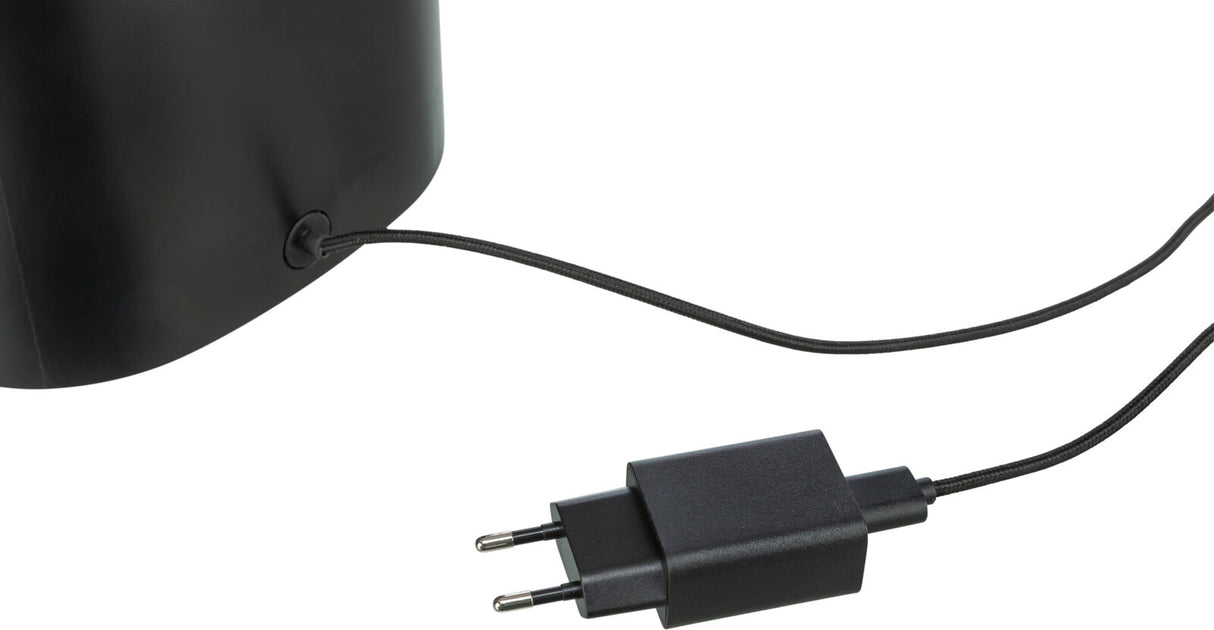 Schwarzes elektrisches Gerät mit einem Stromkabel, das in einen schwarzen Netzstecker mündet.
