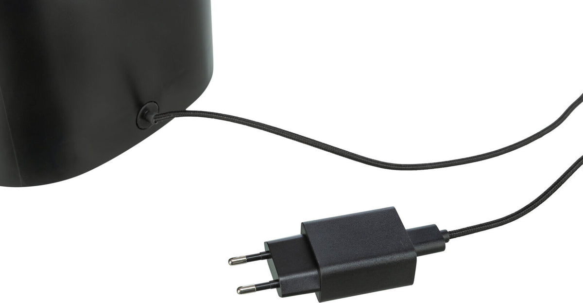 Schwarzes elektrisches Gerät mit einem Stromkabel, das in einen schwarzen Netzstecker mündet.
