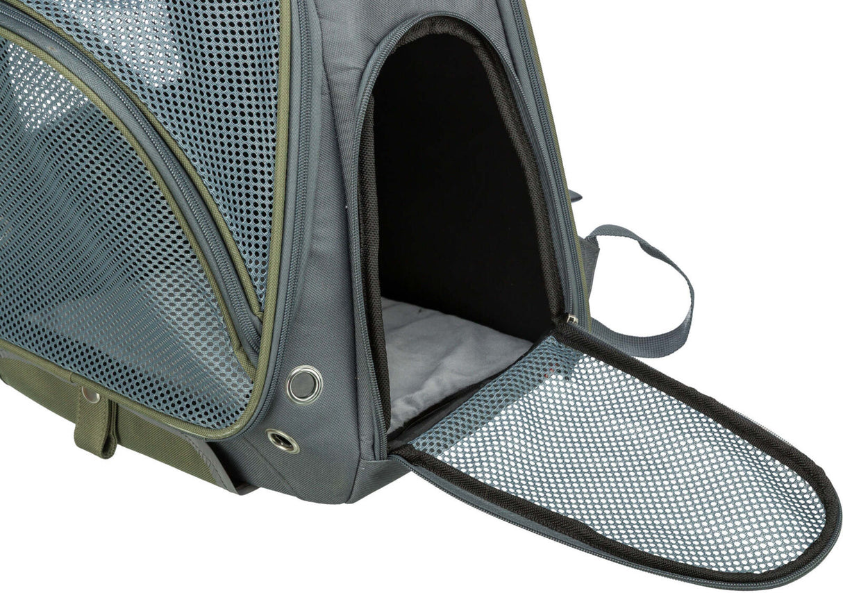 Grauer Transportrucksack mit Mesh-Fenstern und offenem Eingang sowie grünlichen Akzenten und Tragegriff.