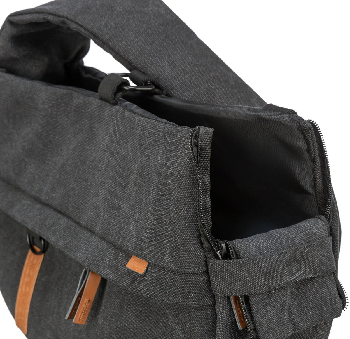 Dunkelgraue Tasche mit Reißverschluss und Griff, sichtbares Innenfutter schwarz, kleine braune Akzente.