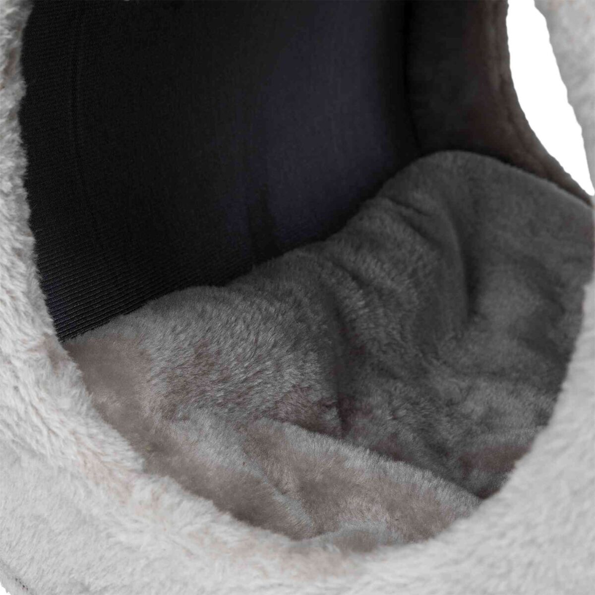Weiches, graues Innenpolster einer Höhle mit dunklem Hintergrund, geeignet für Haustiere.