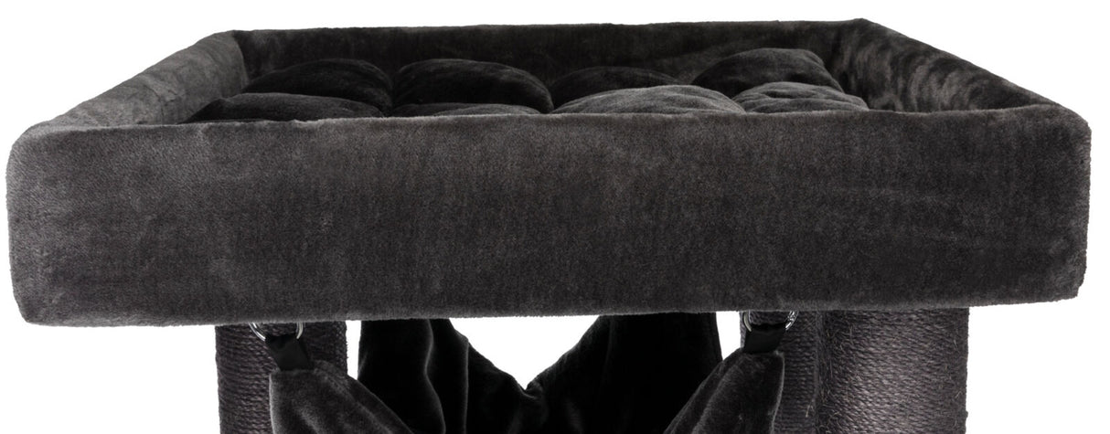 Graue, weiche Plattform mit quadratischer Form und Polsterung, darunter sind dunkle, vertikale Textil-Elemente sichtbar.