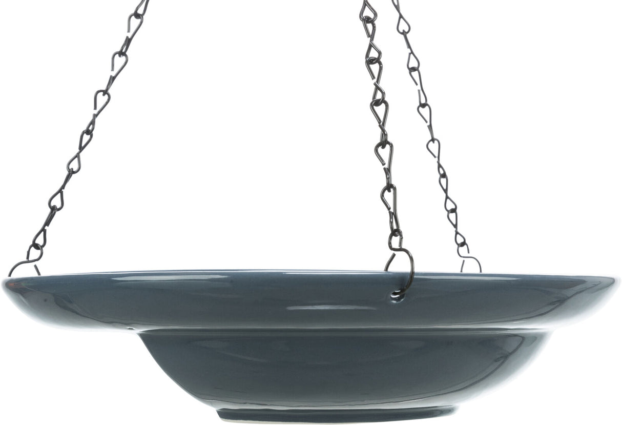 Eine graue, flache Hängeschale aus Keramik mit drei Metallketten zur Aufhängung an Herzgliedern.