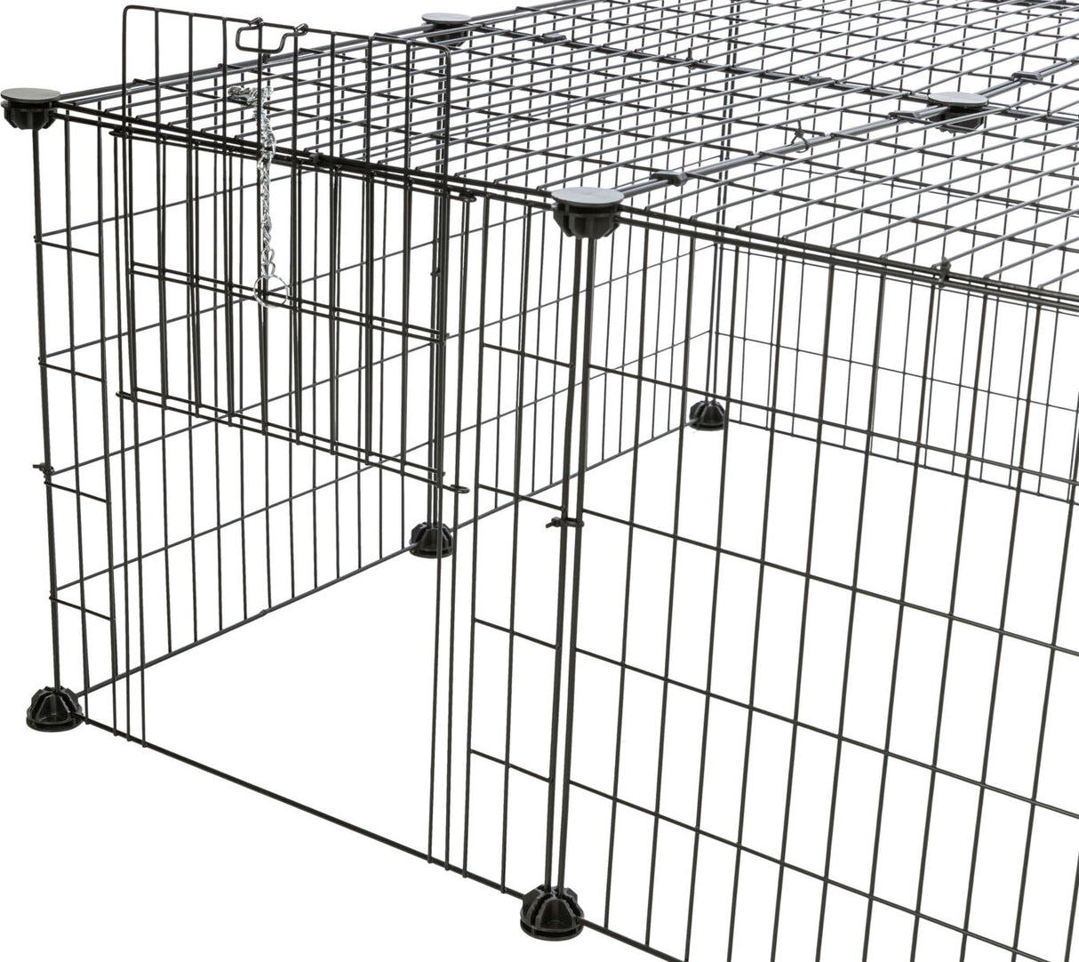 Schwarzer Metallkäfig mit Gitterstruktur, mehreren Verbindungsstellen und einer Tür mit Verschlusskette.