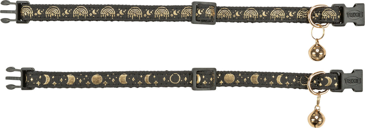 Zwei schwarze Halsbänder mit goldenen Mustern aus Monden und Regenbögen, mit Glöckchen und Steckverschluss.