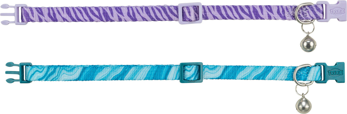 Zwei Halsbänder in Lila und Blau mit Zebramuster, Kunststoffverschlüssen und kleinen silbernen Glocken.