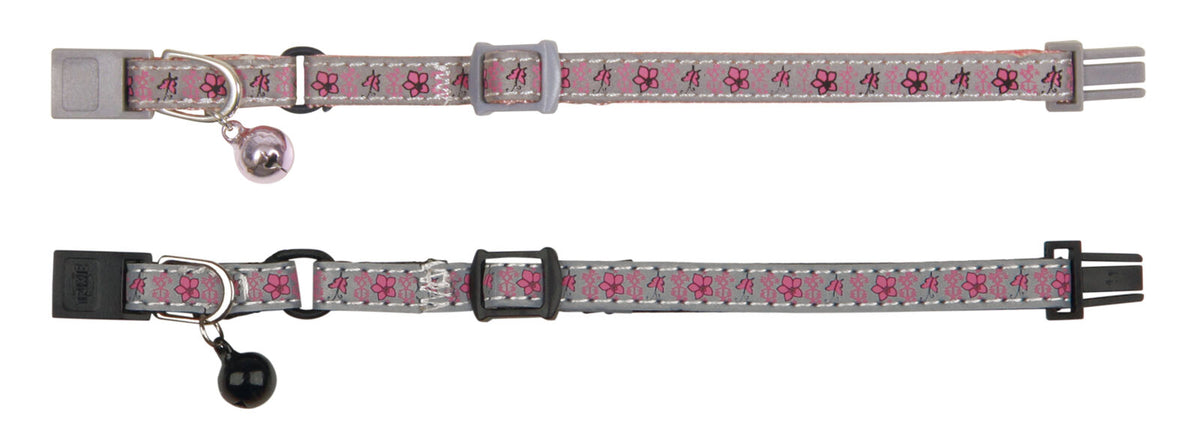Zwei graue Halsbänder mit rosa Blumenmuster, jeweils mit einer Glocke, eines mit silberner, das andere mit schwarzer.