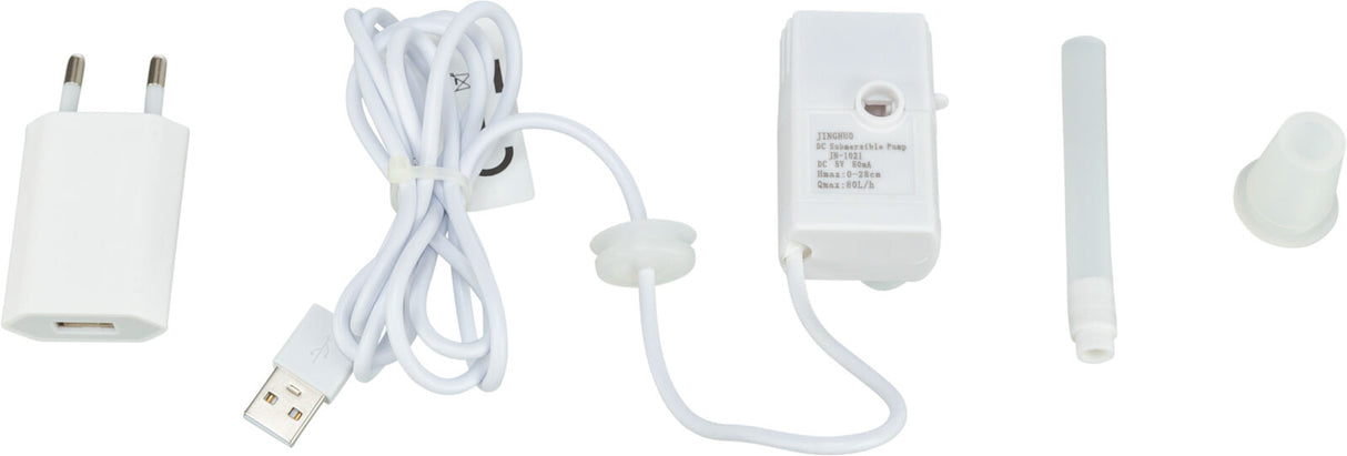 Weißer elektrischer Adapter mit USB-Kabel, kompakte Tauchpumpe und dazugehörige Schläuche und Buchse.