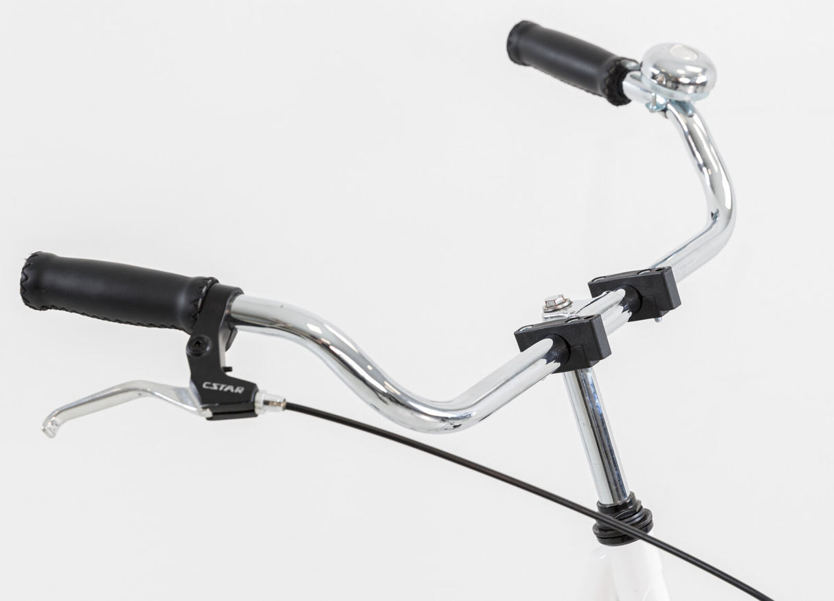 Nahaufnahme eines Fahrradlenkers mit schwarzen Griffen und Chromteilen, inklusive Bremshebel und einer Klingel.