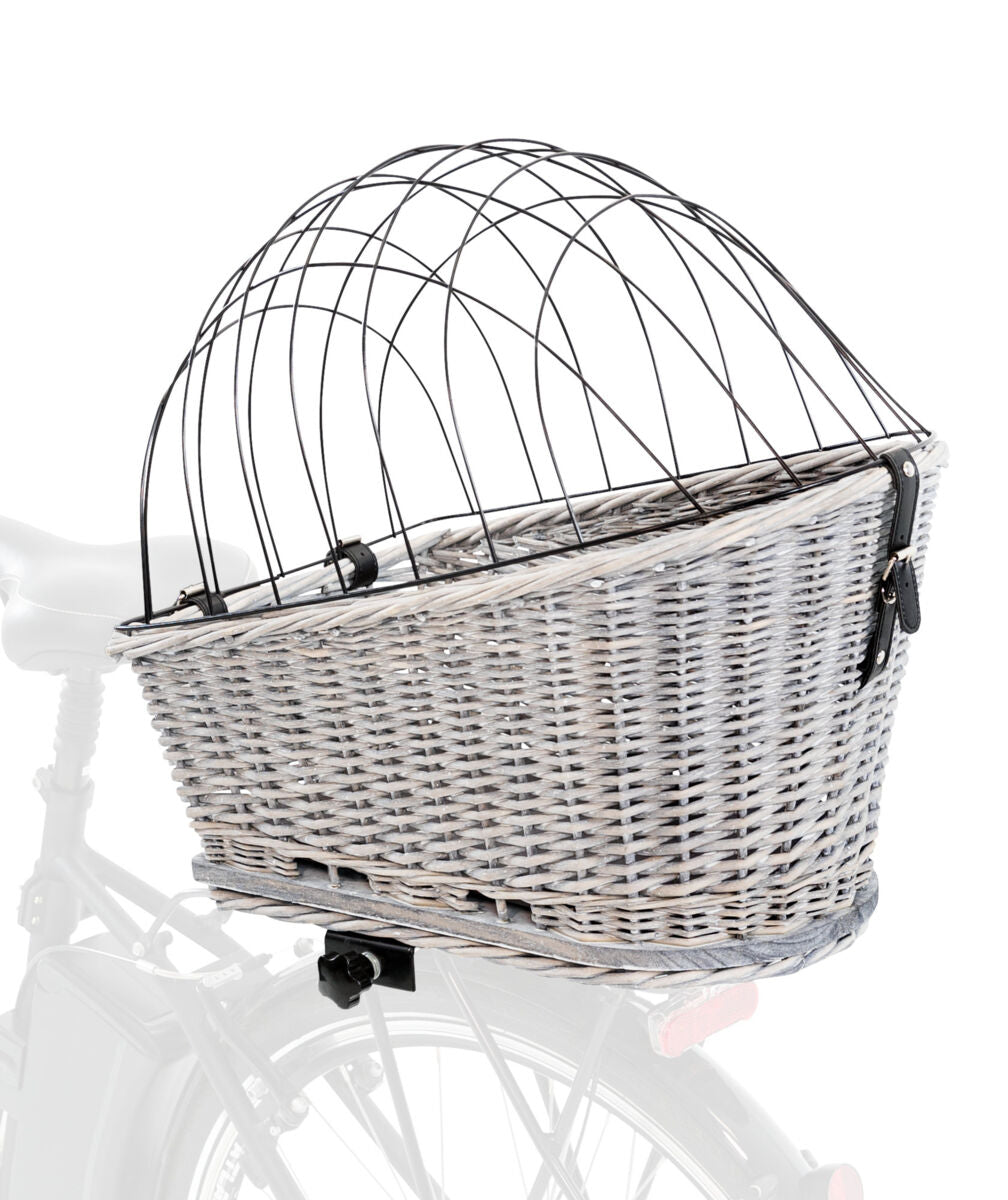 Fahrradkorb aus geflochtenem Material mit schwarzem Metallgitter, montiert auf einem Fahrradträger.