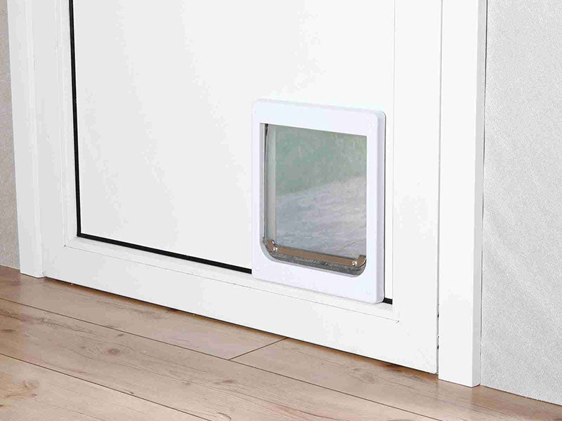 Katzentür in weiße Zimmertür eingebaut, mit transparenter Klappe