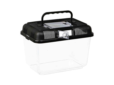 Transparente Transportbox mit schwarzem Deckel, Lüftungsschlitzen und Tragegriff.