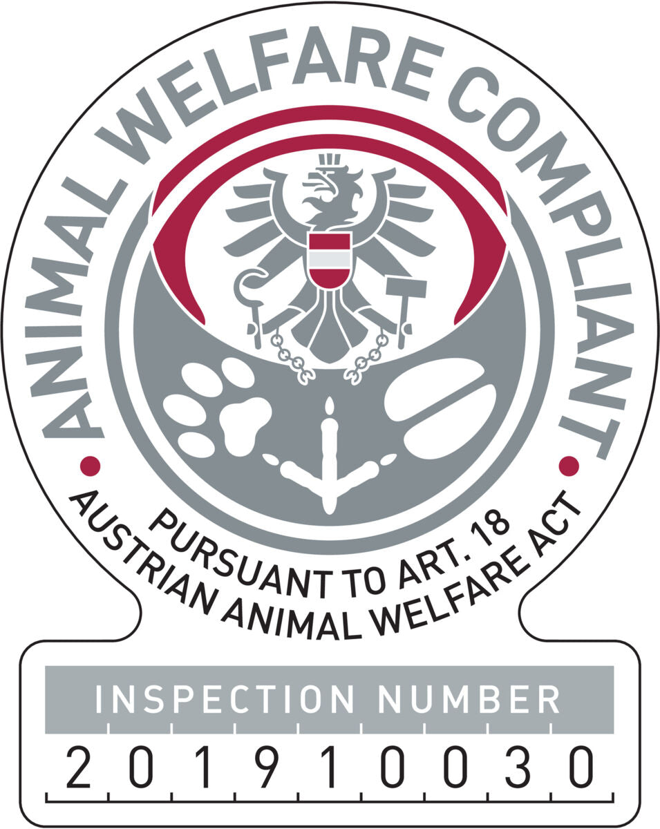 Logo mit Adler, Pfotenabdrücken, Schrift "Animal Welfare Compliant", Gesetzbezug und Inspektionsnummer 201910030.
