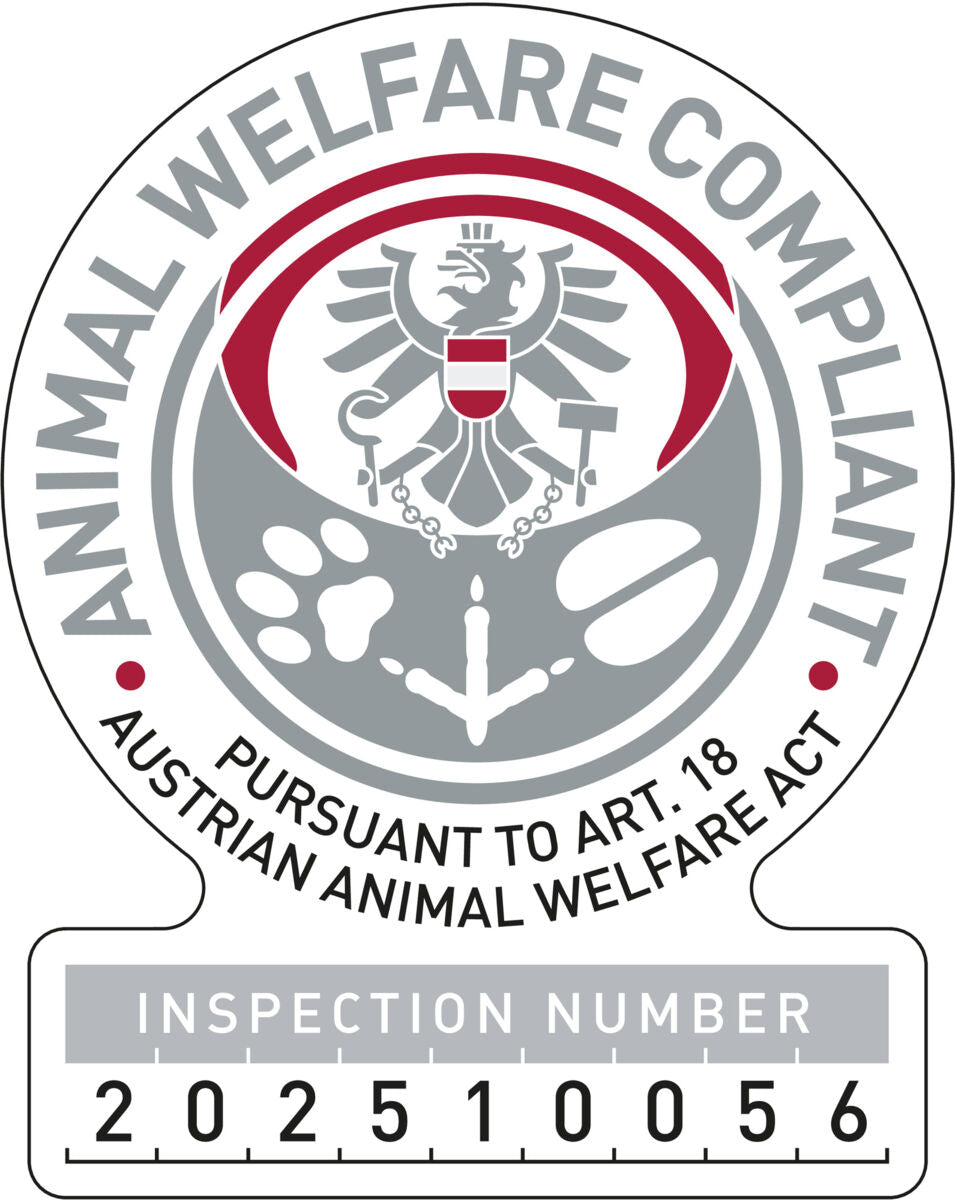 Rundes Siegel mit Adler und Pfotenabdrücken, Text: "Animal Welfare Compliant", "Pursuant to Art. 18 Austrian Animal Welfare Act", "Inspection Number 202510056".