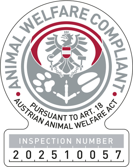 Ein rundes Siegel mit Adleremblem, Pfotenabdruck, Text "ANIMAL WELFARE COMPLIANT" und Inspektionsnummer.