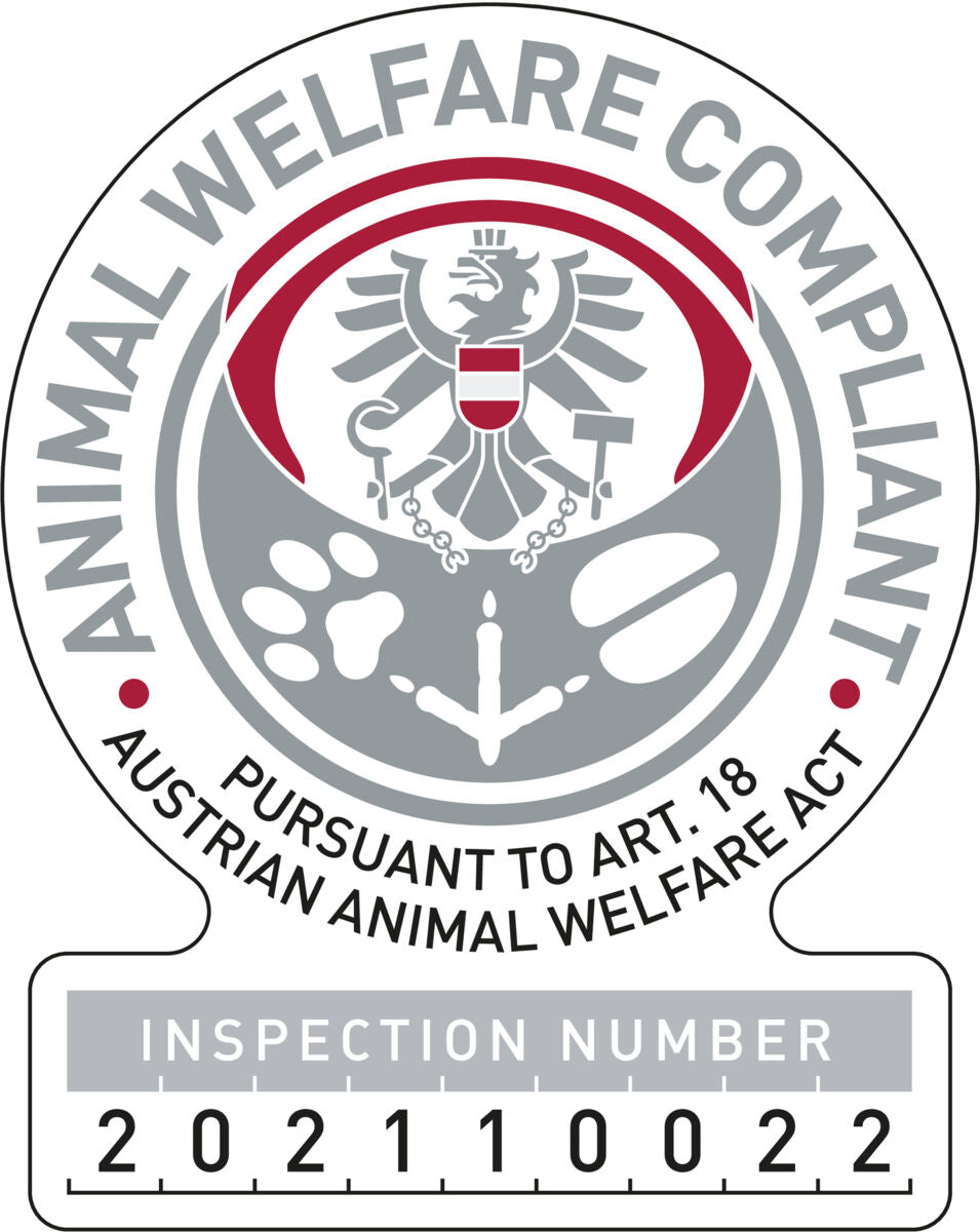 Siegel mit Adler, Pfotenabdruck und Text: "ANIMAL WELFARE COMPLIANT, PURSUANT TO ART. 18 AUSTRIAN ANIMAL WELFARE ACT, INSPECTION NUMBER 202110022".