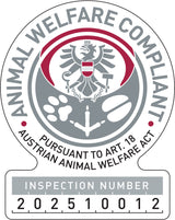 Rundes Logo mit Adler und Tierpfoten, Text: ANIMAL WELFARE COMPLIANT, AUSTRIAN ANIMAL WELFARE ACT, Inspektionsnummer 202510012.