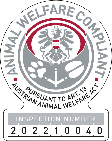 Rundes Logo mit rotem und grauem Adler, Aufschrift: "Animal Welfare Compliant" und "Inspection Number 202210040".