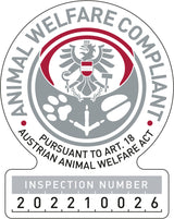 Ein rundes Label mit Adler, Text "Animal Welfare Compliant" und "Pursuant to Art. 18 Austrian Animal Welfare Act", Inspektionsnummer 202210026.