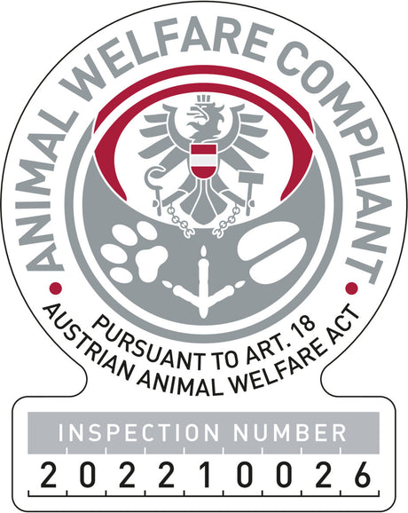Ein rundes Label mit Adler, Text "Animal Welfare Compliant" und "Pursuant to Art. 18 Austrian Animal Welfare Act", Inspektionsnummer 202210026.