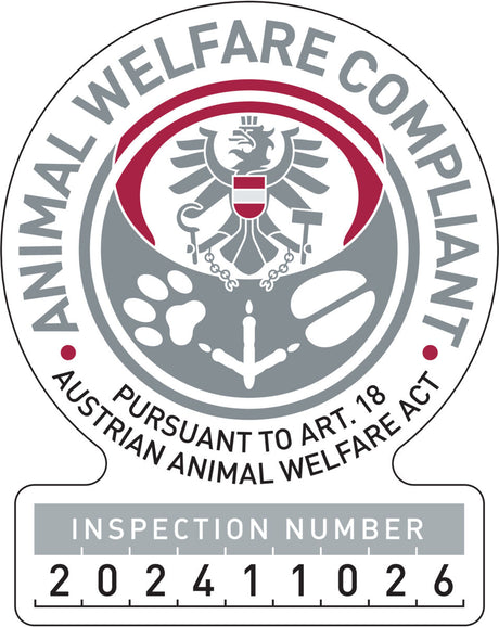 Zeichen mit Adler, Pfotenabdrücken und dem Text "Pursuant to Art. 18 Austrian Animal Welfare Act", Inspektionsnummer 202411026.