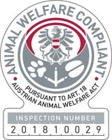 Rundes Emblem mit dem Text "Animal Welfare Compliant" und einem Adler in der Mitte, darunter Inspektionsnummer 201810029.