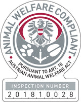 Logo mit Text "ANIMAL WELFARE COMPLIANT" und "PURSUANT TO ART. 18 AUSTRIAN ANIMAL WELFARE ACT" sowie Inspektionsnummer 201810028.