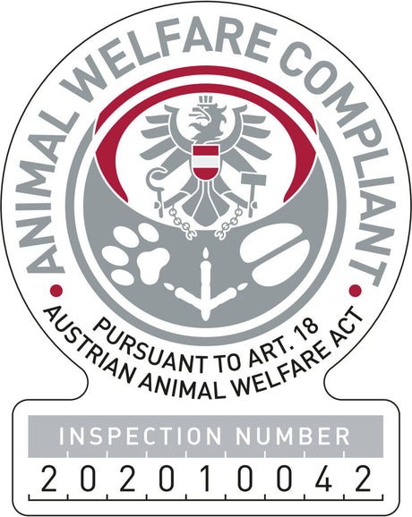 Tierwohl-Logo mit Adler und Krallen, Text "Animal Welfare Compliant" und Inspektionsnummer 2020100042.