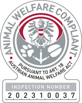 Tierwohl-Siegel mit österreichischem Wappen und Text "Animal Welfare Compliant gemäß Art. 18 Österreichisches Tierschutzgesetz" sowie "Inspektionsnummer 202310037".