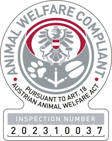 Tierwohl-Siegel mit österreichischem Wappen und Text "Animal Welfare Compliant gemäß Art. 18 Österreichisches Tierschutzgesetz" sowie "Inspektionsnummer 202310037".