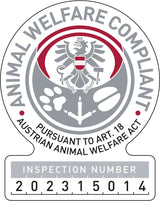 Das Bild zeigt ein Siegel mit einem Adler und einem Wappen, Text "ANIMAL WELFARE COMPLIANT" und "202315014".