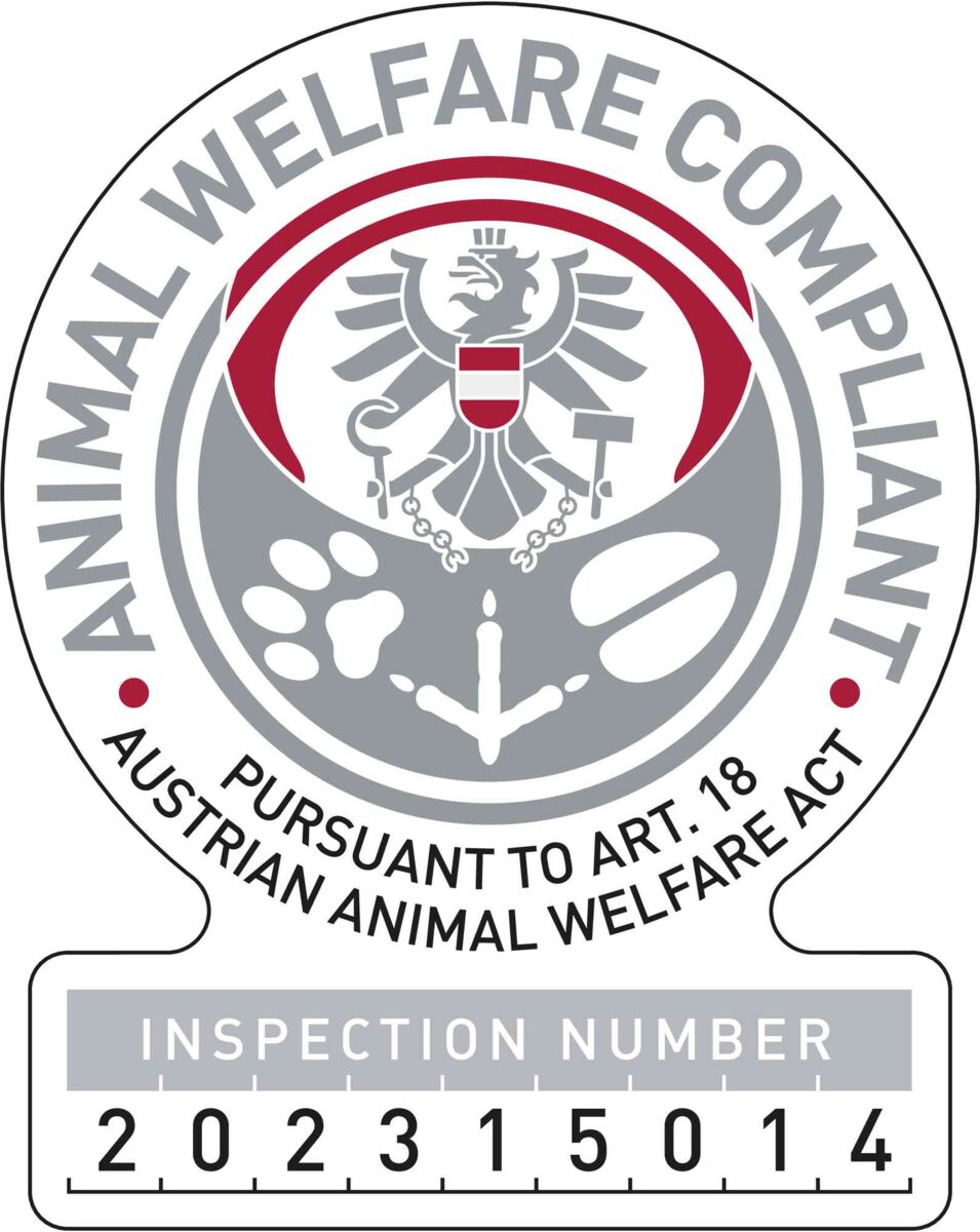 Das Bild zeigt ein Siegel mit einem Adler und einem Wappen, Text "ANIMAL WELFARE COMPLIANT" und "202315014".