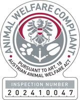 Rundes Emblem mit Adler, Tatzenabdruck, Hufeisen und Text "ANIMAL WELFARE COMPLIANT" in Grau und Rot, Inspektionsnummer 202410047.