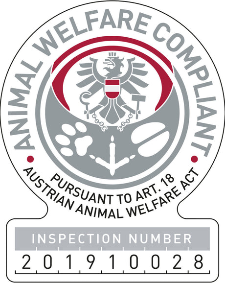 Ein Siegel mit Adler, Tatzen, Fischen und dem Text "Animal Welfare Compliant - Inspection Number 201910028".
