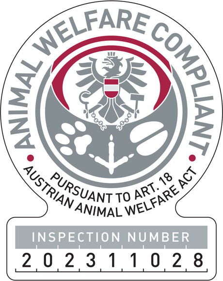 Plakette mit Adler, Tierspuren, Text „Animal Welfare Compliant, Inspection Number 202311028“ in Grau und Rot.