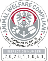 Siegel mit Text "Animal Welfare Compliant" und Inspektionsnummer 202011041, zeigt ein Wappen mit Rot, Grau und Weiß.
