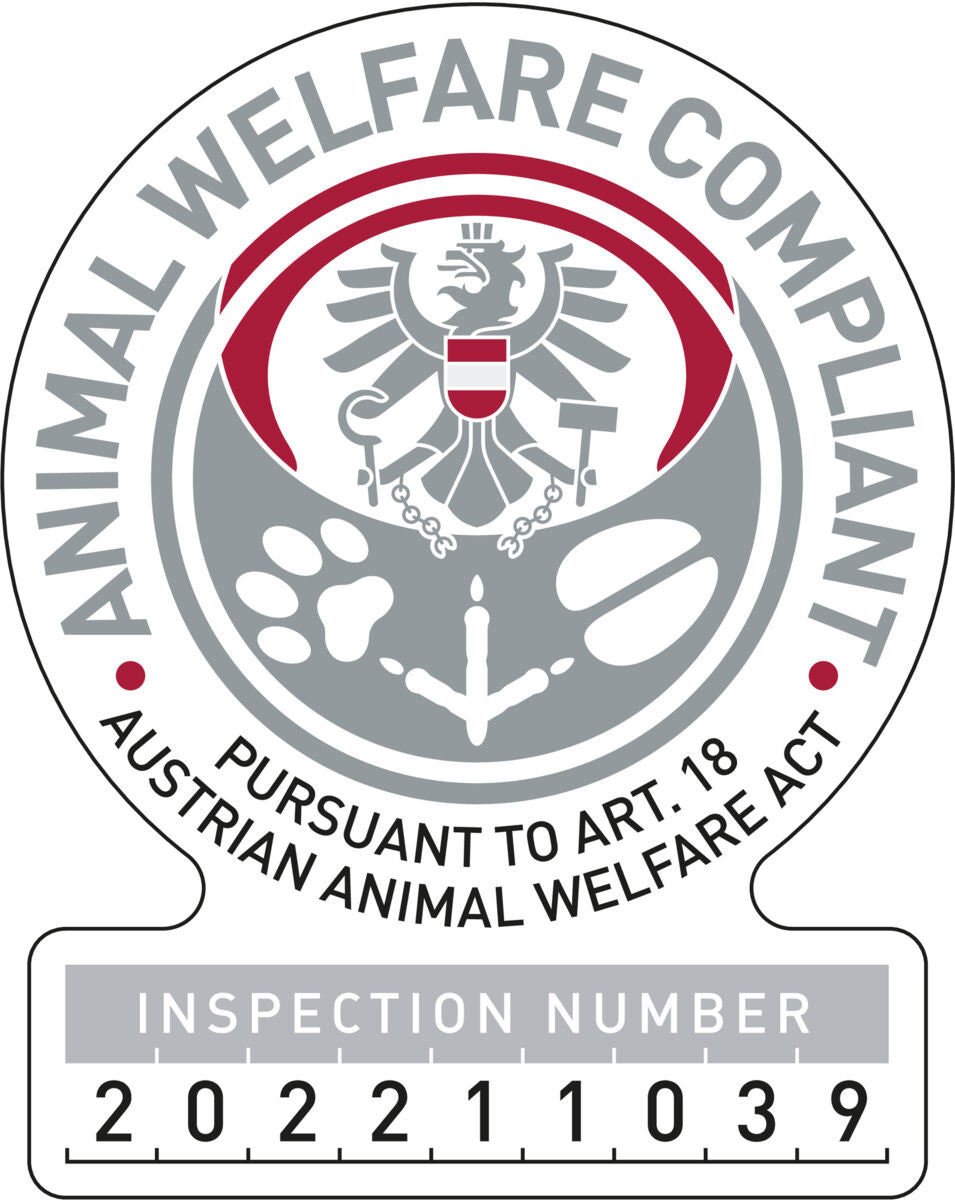Plakette mit Adler-Wappen, Schriftzug "ANIMAL WELFARE COMPLIANT", und Inspektionsnummer 202211039.