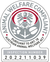 Plakette mit Adler-Wappen, Schriftzug "ANIMAL WELFARE COMPLIANT", und Inspektionsnummer 202211039.