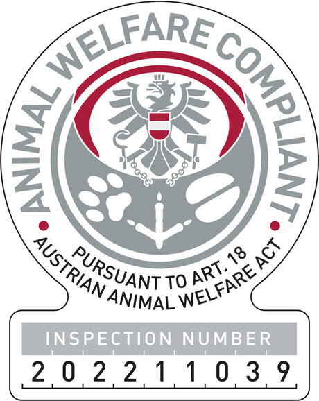 Plakette mit Adler-Wappen, Schriftzug "ANIMAL WELFARE COMPLIANT", und Inspektionsnummer 202211039.