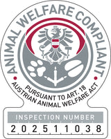 Das Bild zeigt ein Siegel mit dem Text "ANIMAL WELFARE COMPLIANT" und einer Inspektionsnummer 202511038.